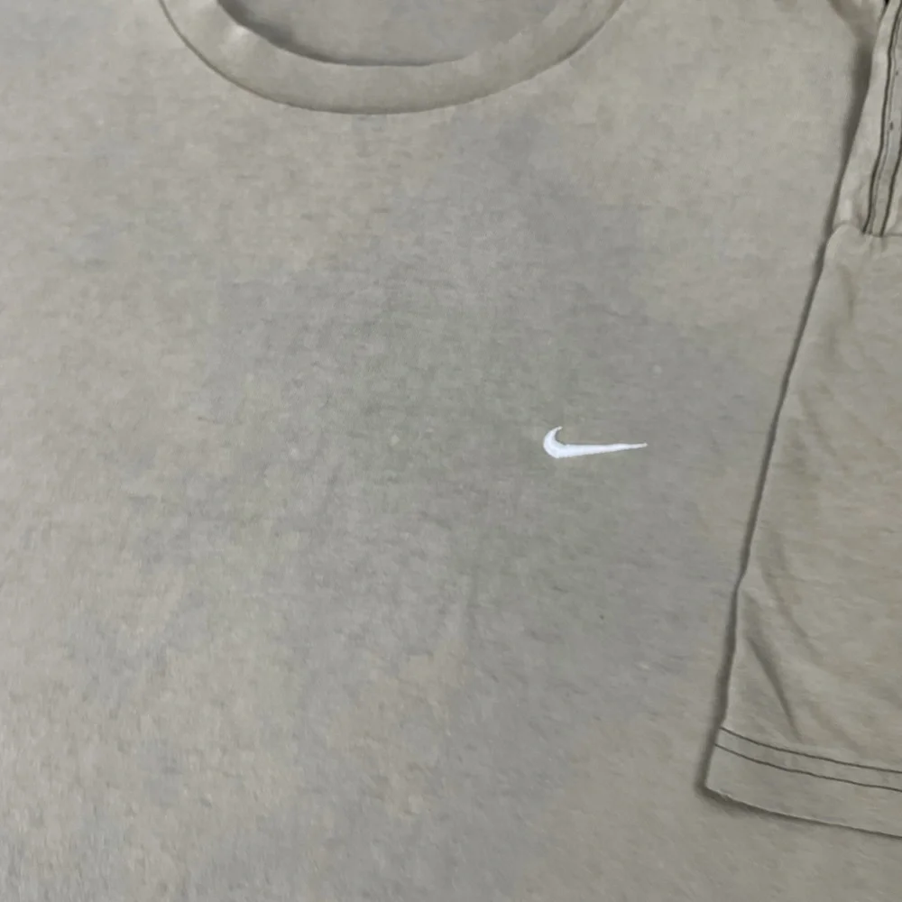 Vintage distressed Nike embroidered swoosh tan short sleeve tee shirt - Picture 4 of 16